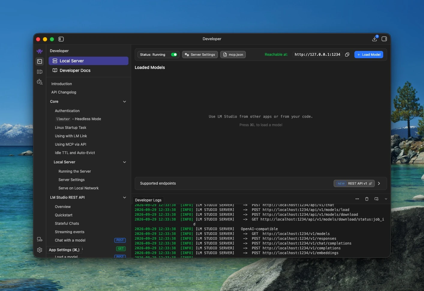 LM StudioのLocal Server画面。StatusがRunningで、接続先URLが表示されている。